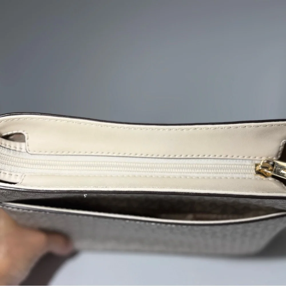 Michael Kors Jet Set Travel Small Messenger Crossbody Bag in Vanilla Signature. - Picture 3 of 11